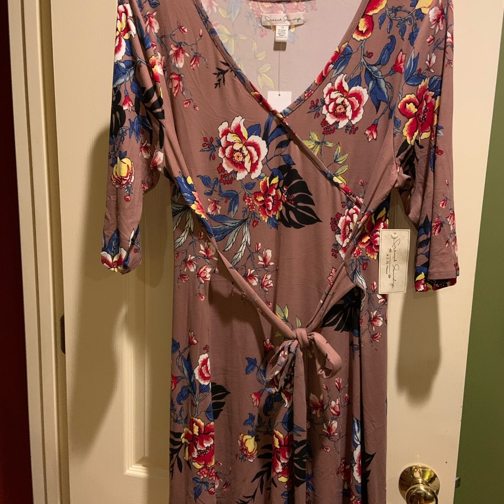 Chic dress. Chinese Laundry Brand”. Neutral floral print w/tie, front or back 1X